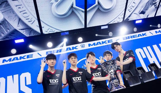 她积累了更 她积累了更